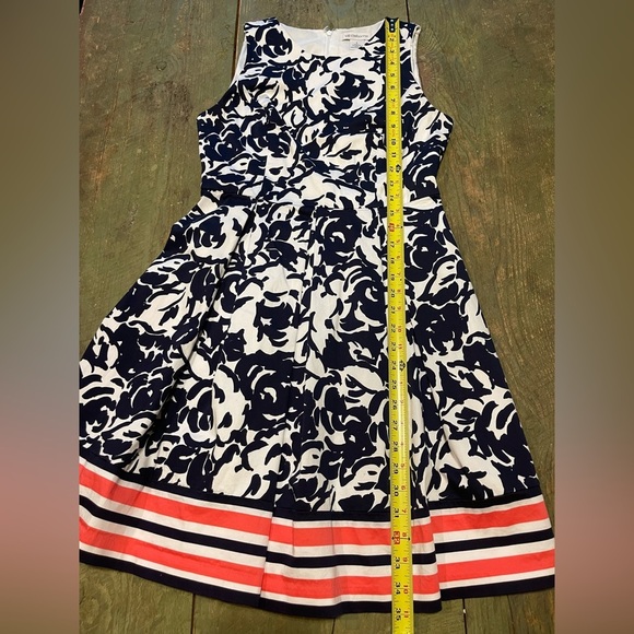 LIKE NEW Liz Claiborne Dress Navy and White Floral | Size 4 - Picture 8 of 9